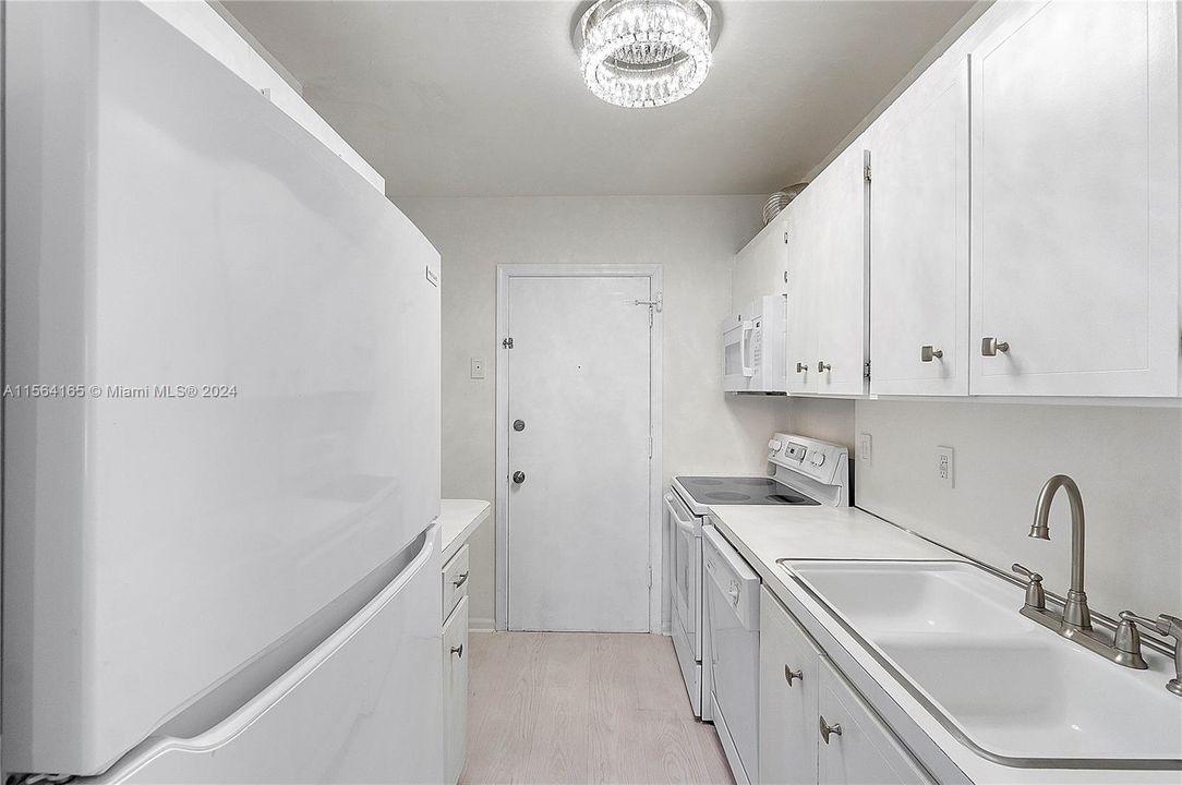 For Sale: $177,500 (1 beds, 1 baths, 756 Square Feet)