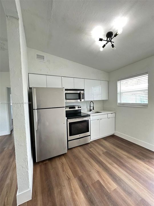 For Rent: $2,000 (2 beds, 1 baths, 700 Square Feet)