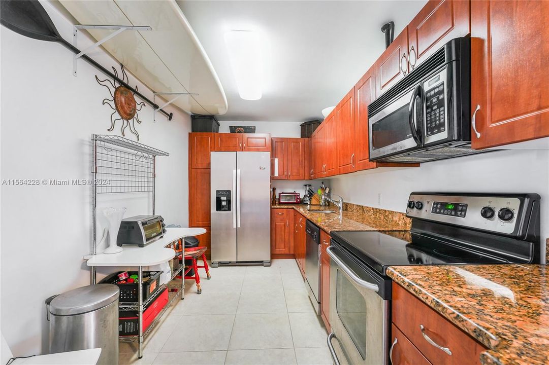 For Sale: $329,000 (1 beds, 1 baths, 905 Square Feet)