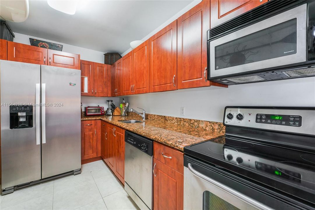 For Sale: $329,000 (1 beds, 1 baths, 905 Square Feet)