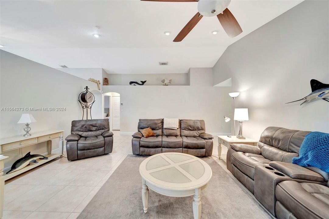 Recently Sold: $639,900 (3 beds, 2 baths, 1727 Square Feet)