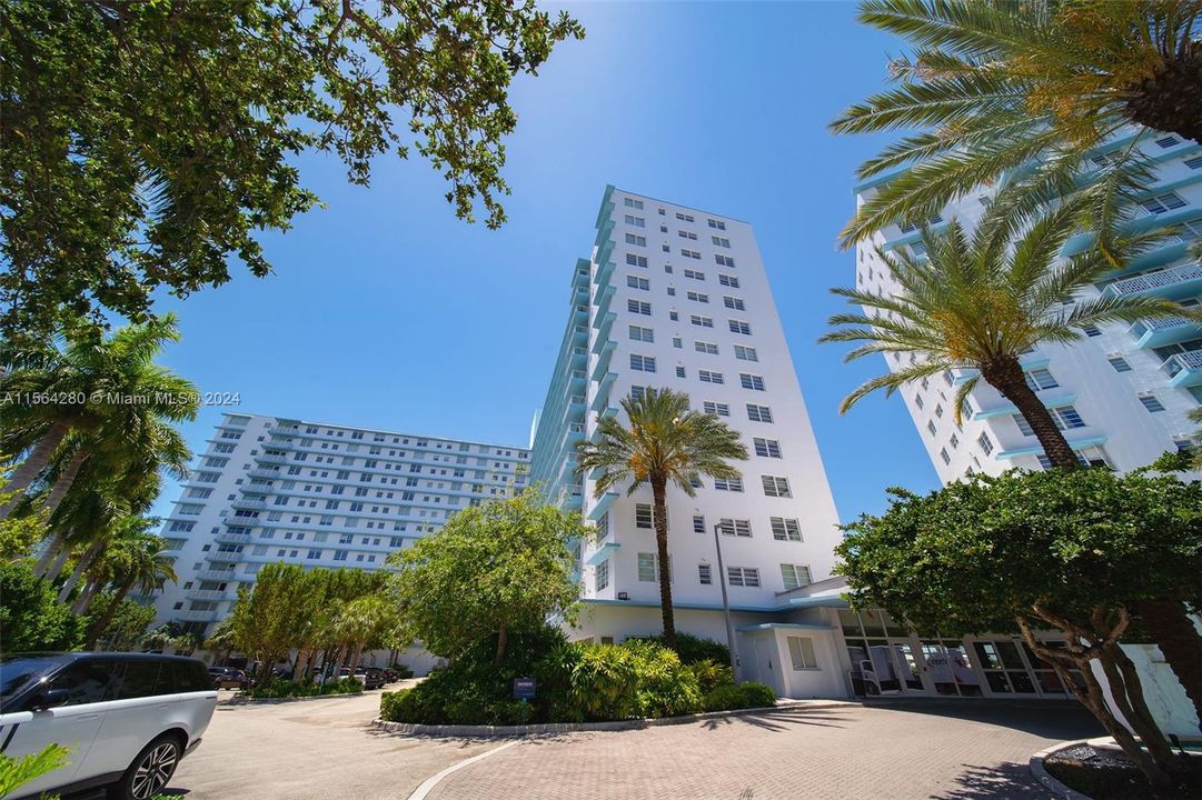 Active With Contract: $2,713 (1 beds, 1 baths, 671 Square Feet)