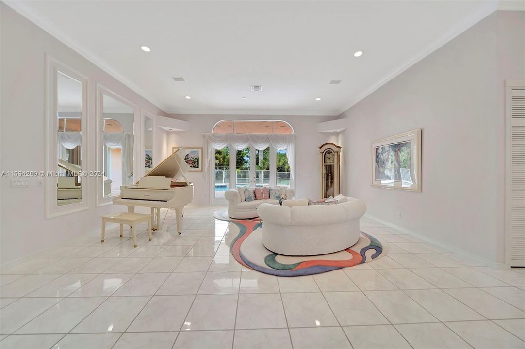 Recently Sold: $1,550,000 (6 beds, 4 baths, 4880 Square Feet)