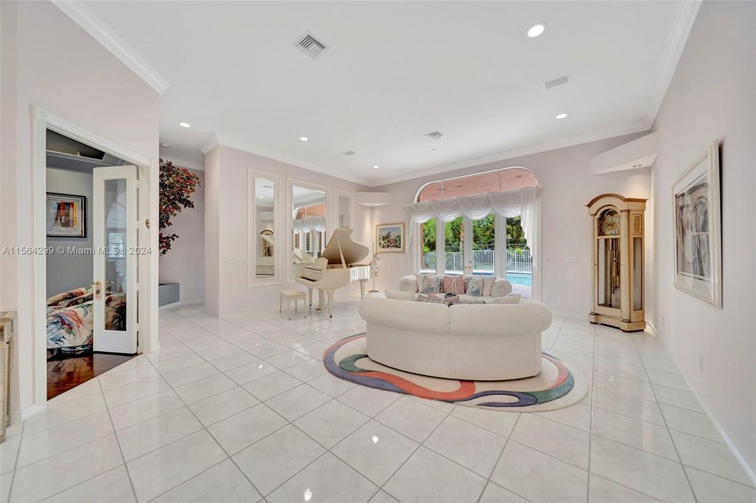Recently Sold: $1,550,000 (6 beds, 4 baths, 4880 Square Feet)