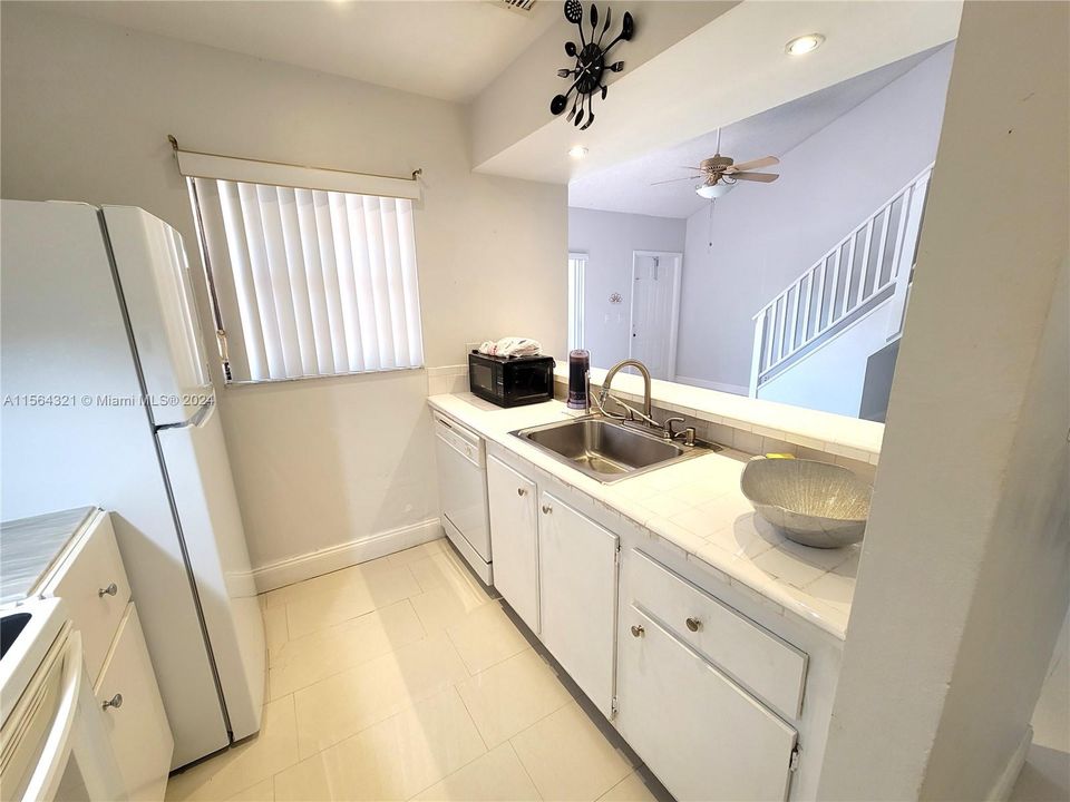 Recently Rented: $2,300 (2 beds, 2 baths, 817 Square Feet)