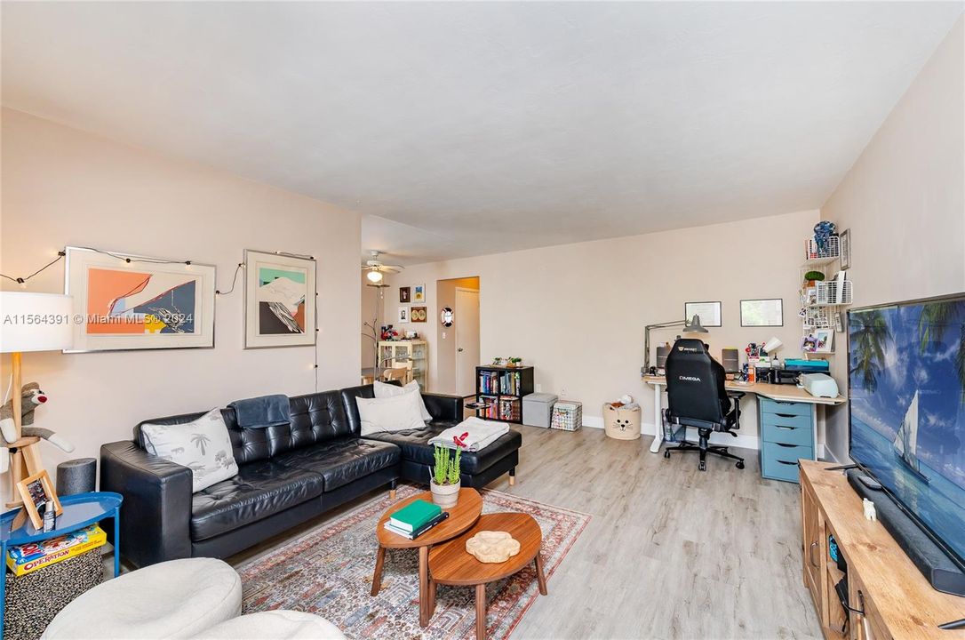 Active With Contract: $285,000 (1 beds, 1 baths, 657 Square Feet)