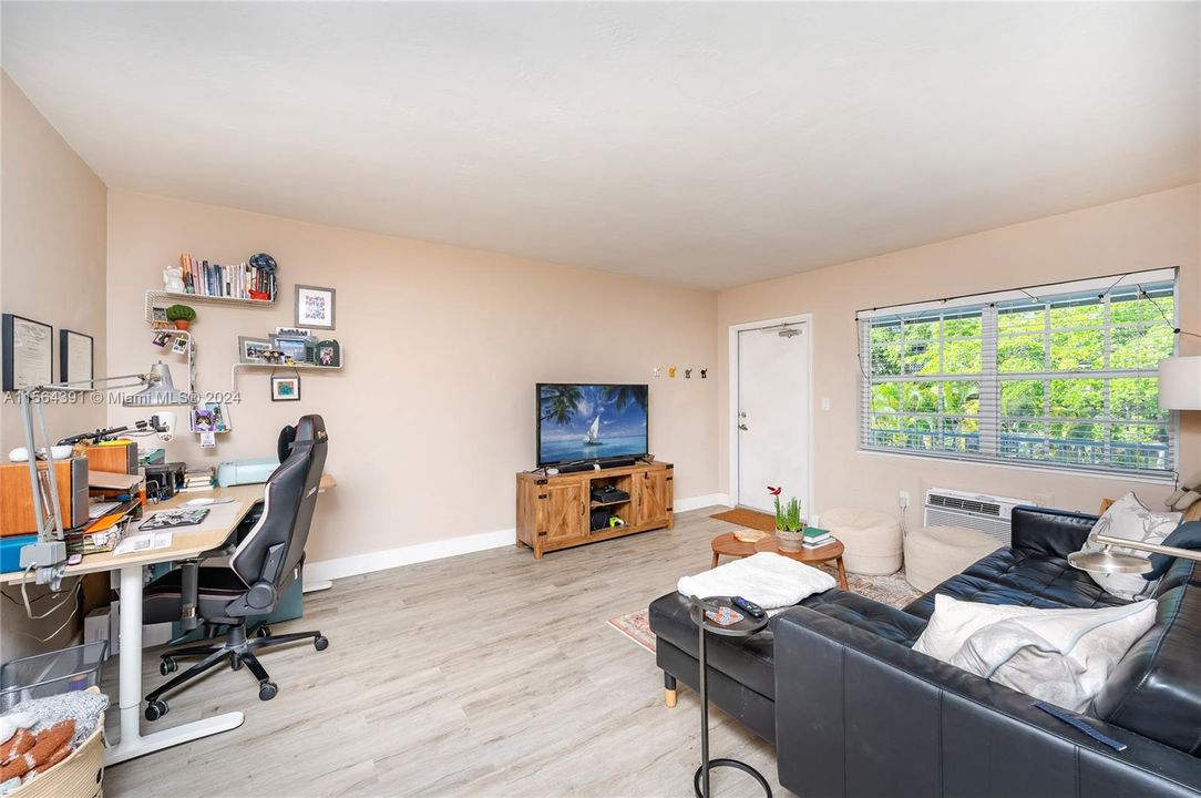 Active With Contract: $285,000 (1 beds, 1 baths, 657 Square Feet)