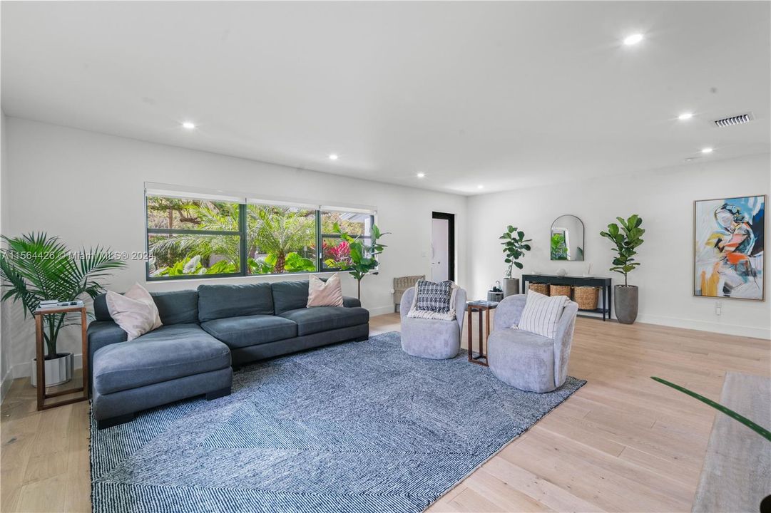 Recently Sold: $2,100,000 (3 beds, 2 baths, 1909 Square Feet)