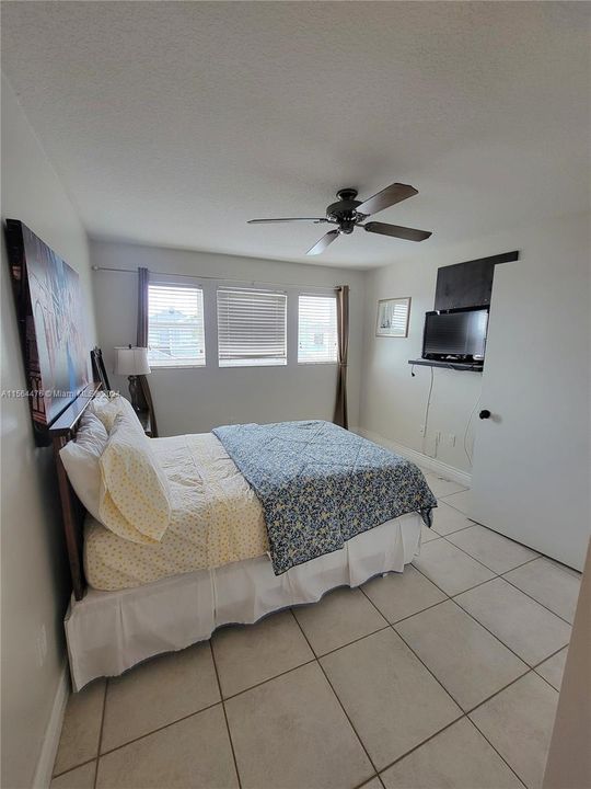 For Rent: $1,200 (1 beds, 1 baths, 1396 Square Feet)