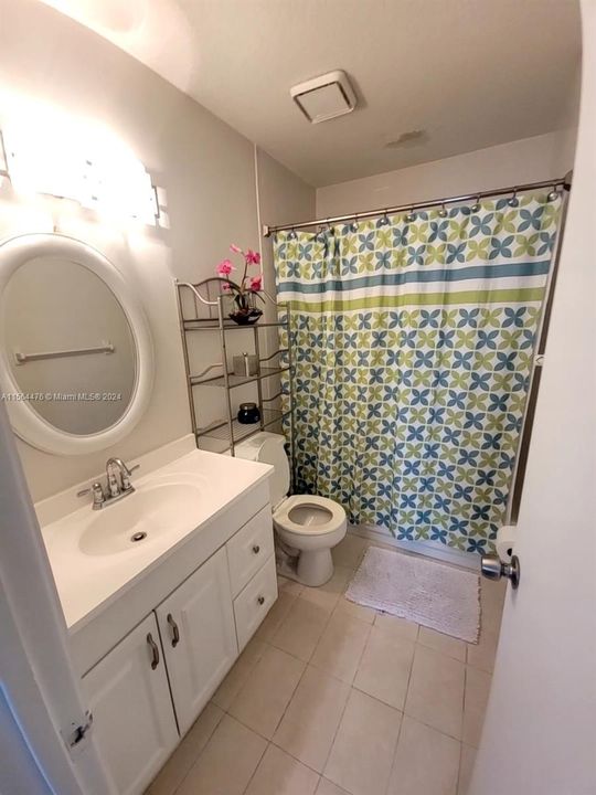 tub/ shower combination in the room