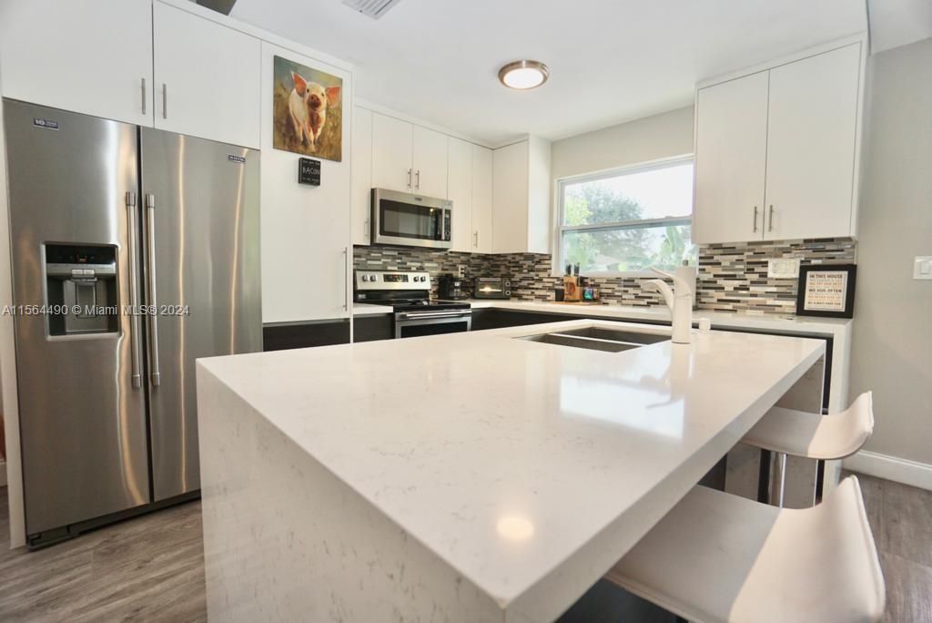 Active With Contract: $3,200 (3 beds, 2 baths, 1211 Square Feet)