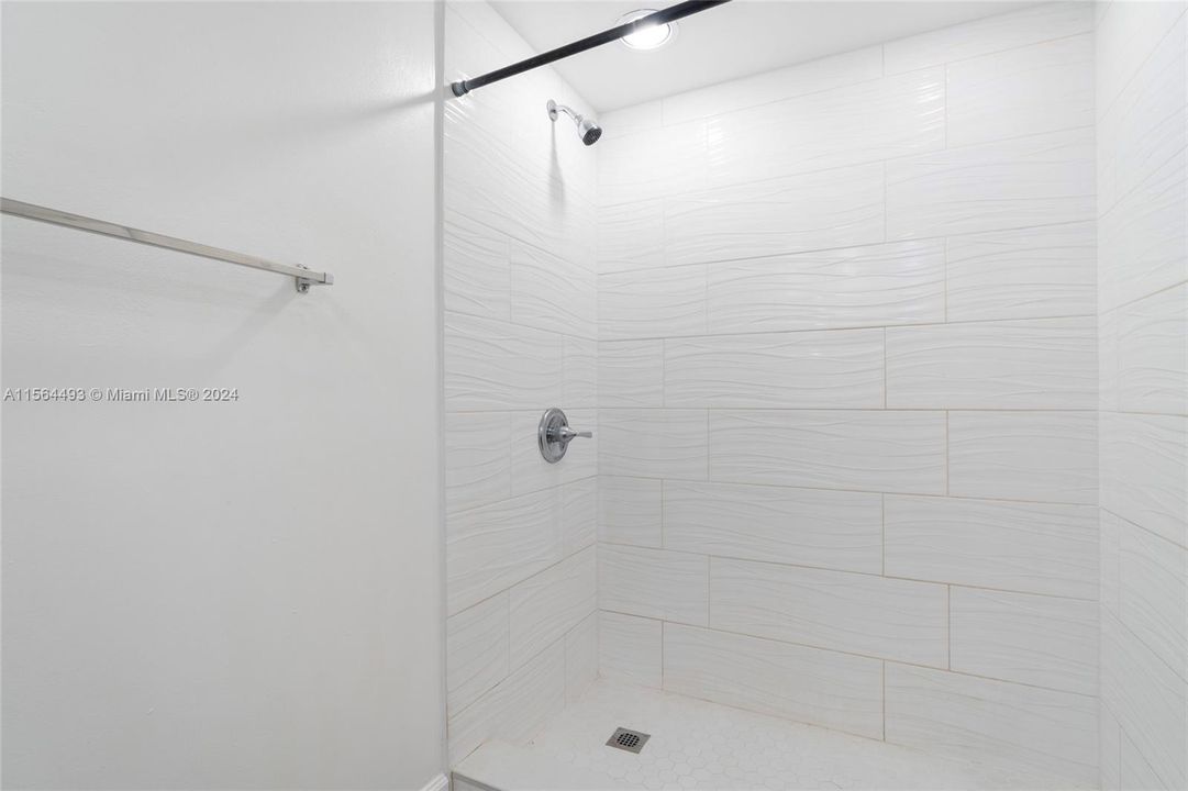 For Sale: $389,000 (2 beds, 2 baths, 885 Square Feet)