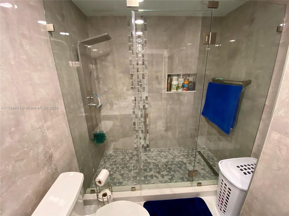 合同活跃: $670,000 (3 贝兹, 2 浴室, 1417 平方英尺)