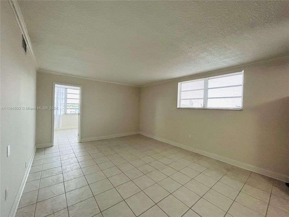 For Sale: $165,000 (2 beds, 1 baths, 1040 Square Feet)