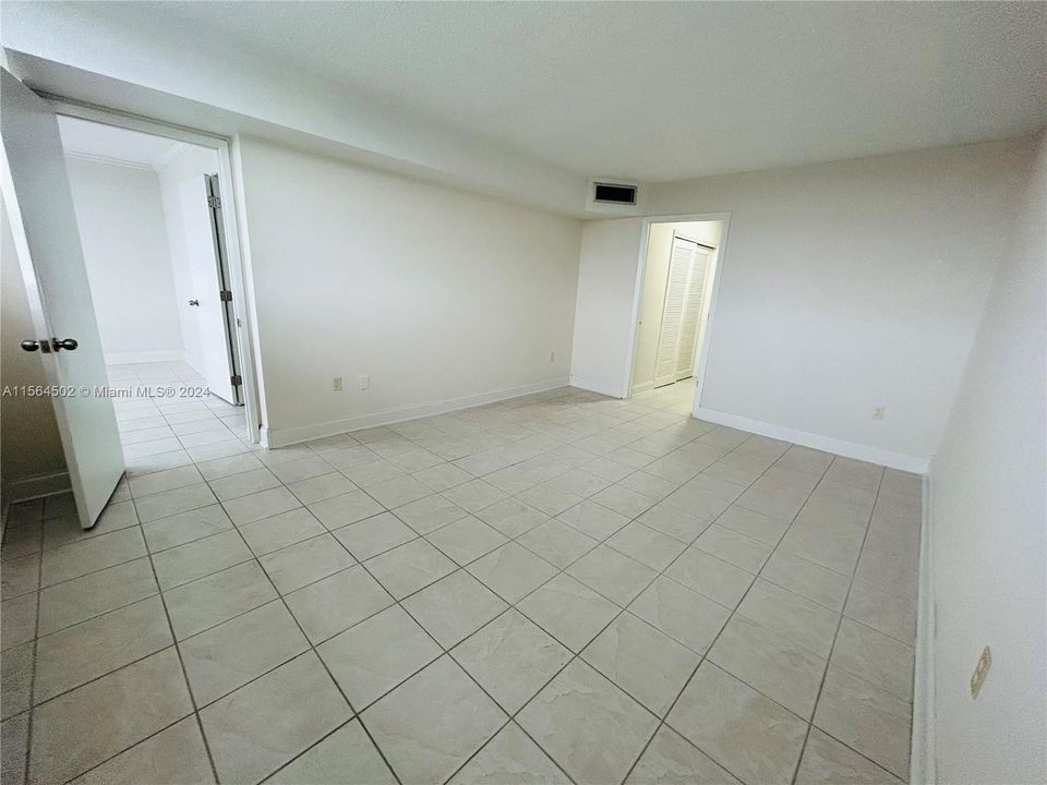 For Sale: $165,000 (2 beds, 1 baths, 1040 Square Feet)