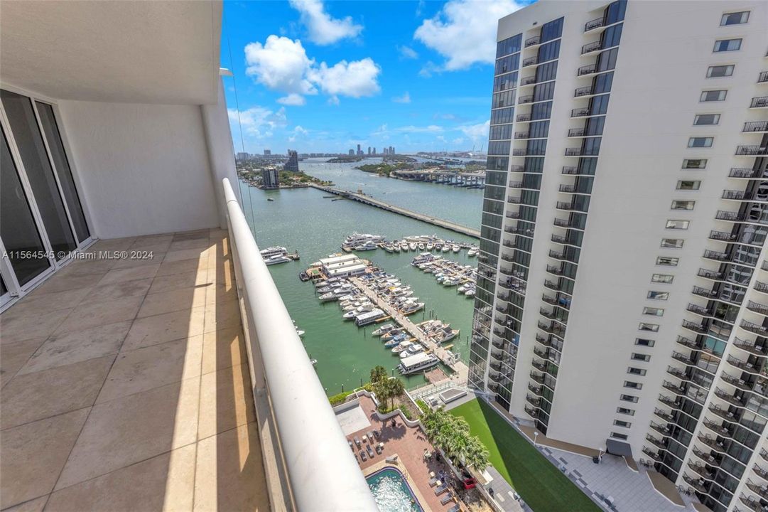 Active With Contract: $3,000 (1 beds, 1 baths, 1067 Square Feet)