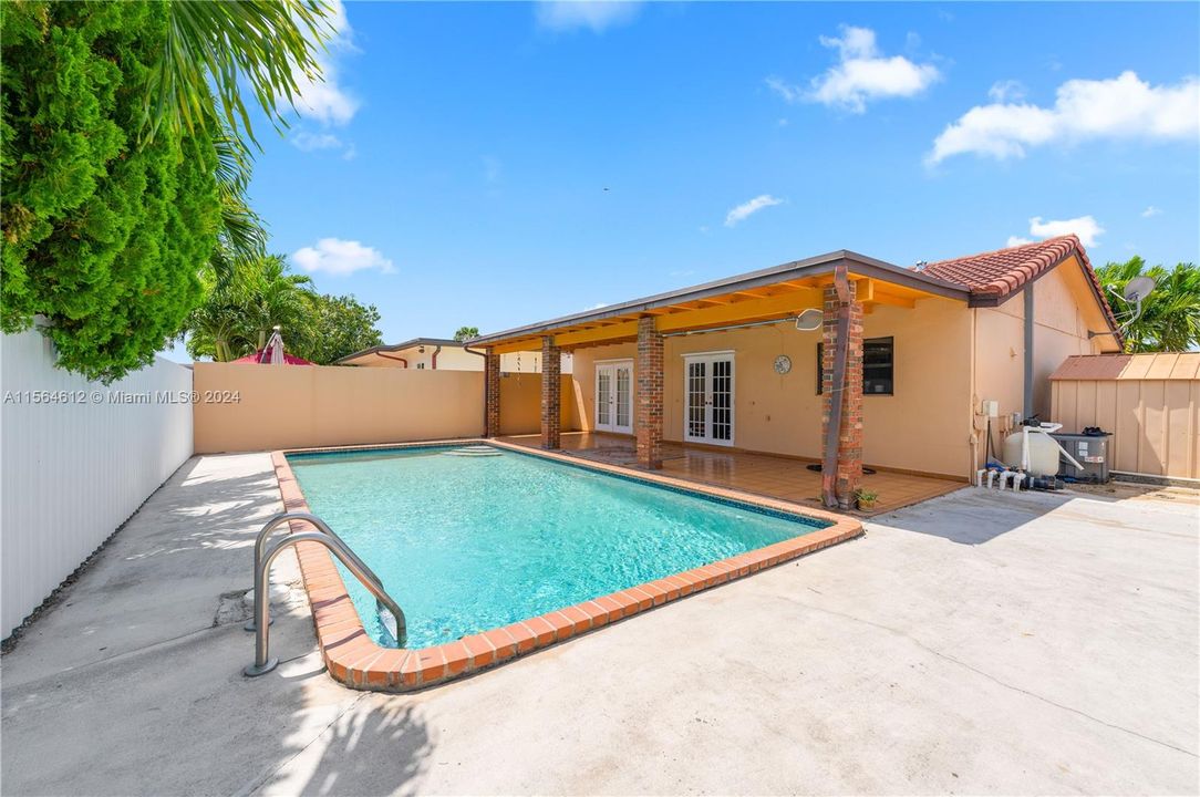 Recently Sold: $599,000 (3 beds, 2 baths, 1314 Square Feet)