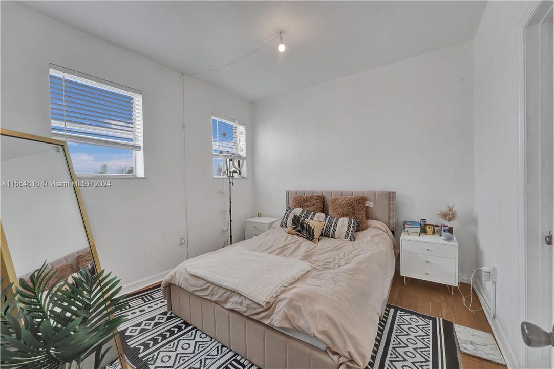 Active With Contract: $335,000 (2 beds, 2 baths, 760 Square Feet)