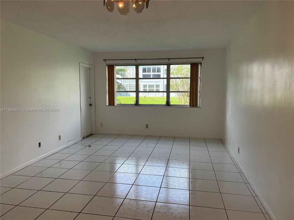 For Sale: $175,000 (1 beds, 1 baths, 727 Square Feet)