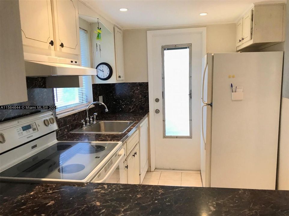 For Sale: $145,000 (2 beds, 2 baths, 920 Square Feet)
