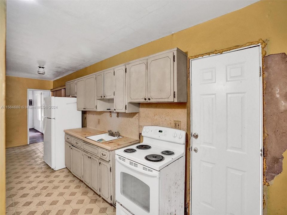 For Sale: $419,900 (3 beds, 1 baths, 1096 Square Feet)