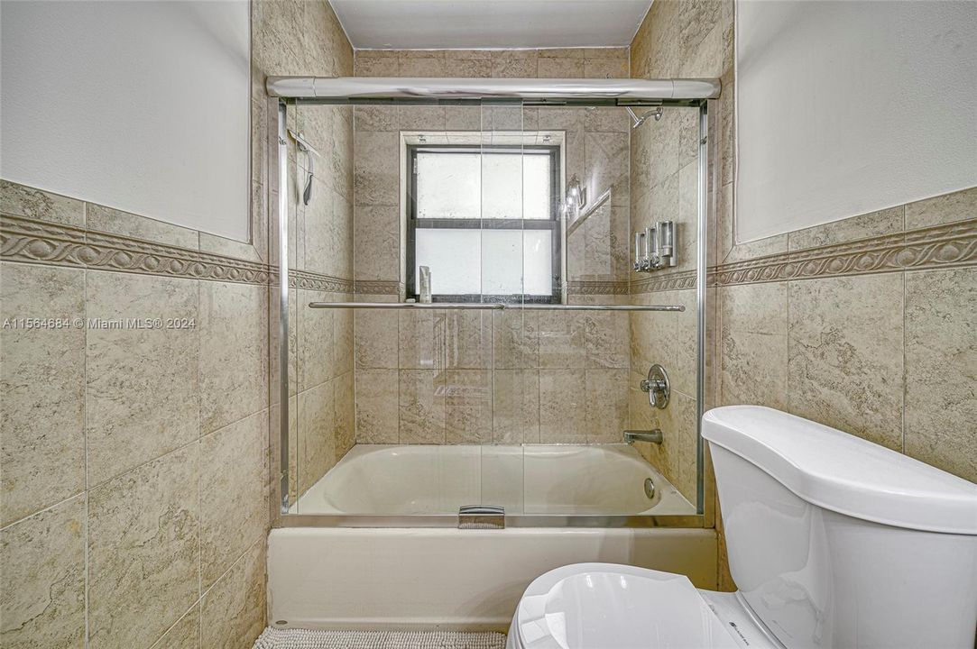 合同活跃: $680,000 (3 贝兹, 2 浴室, 1940 平方英尺)