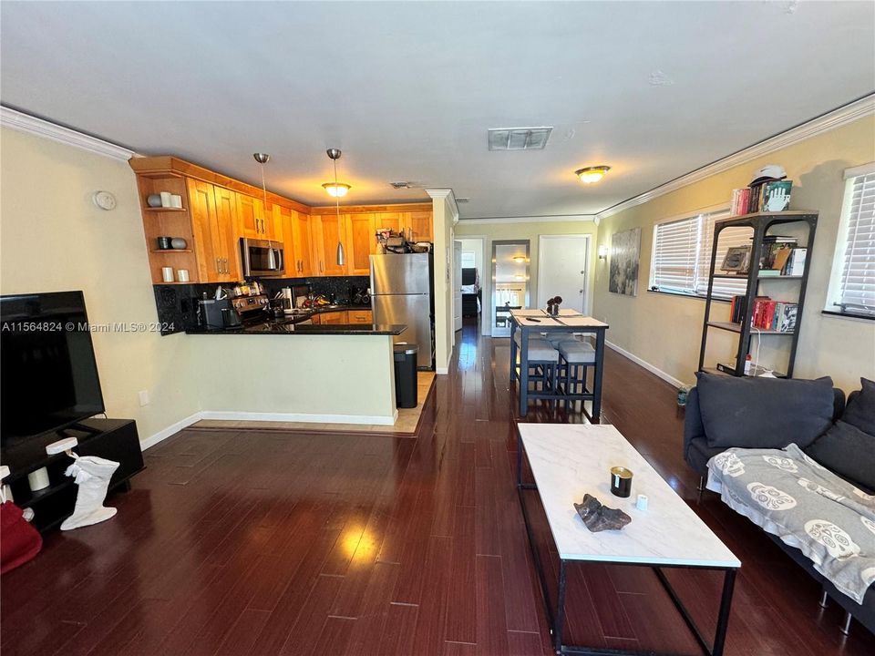 For Sale: $194,500 (1 beds, 1 baths, 635 Square Feet)
