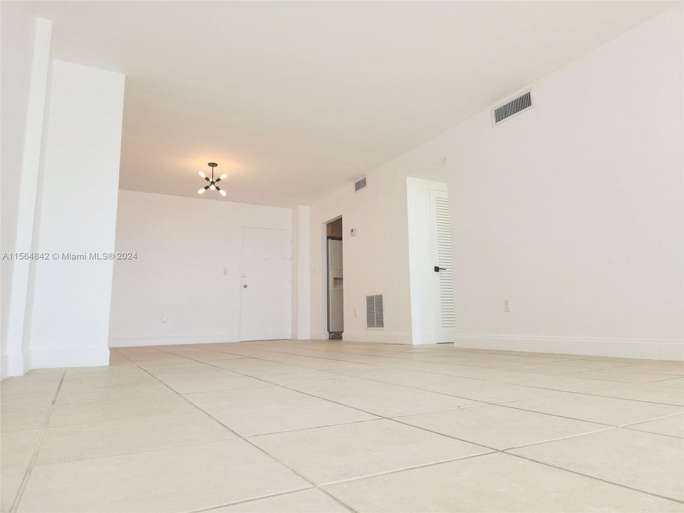 Active With Contract: $2,295 (1 beds, 1 baths, 940 Square Feet)