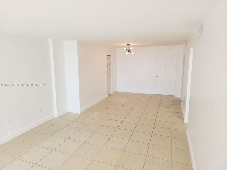 Active With Contract: $2,295 (1 beds, 1 baths, 940 Square Feet)