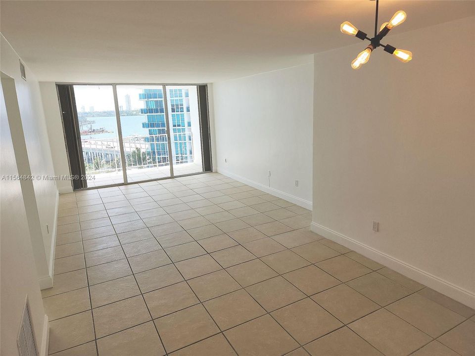 Active With Contract: $2,295 (1 beds, 1 baths, 940 Square Feet)