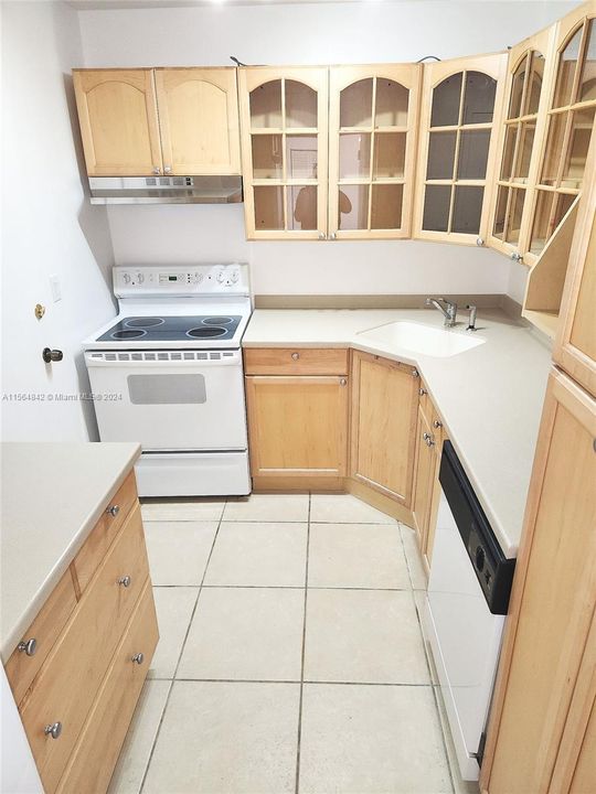 Active With Contract: $2,295 (1 beds, 1 baths, 940 Square Feet)