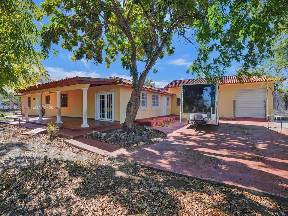 Recently Sold: $1,400,000 (4 beds, 3 baths, 3514 Square Feet)