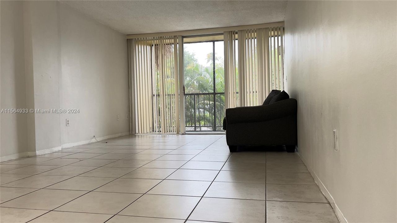 Active With Contract: $2,200 (2 beds, 1 baths, 968 Square Feet)