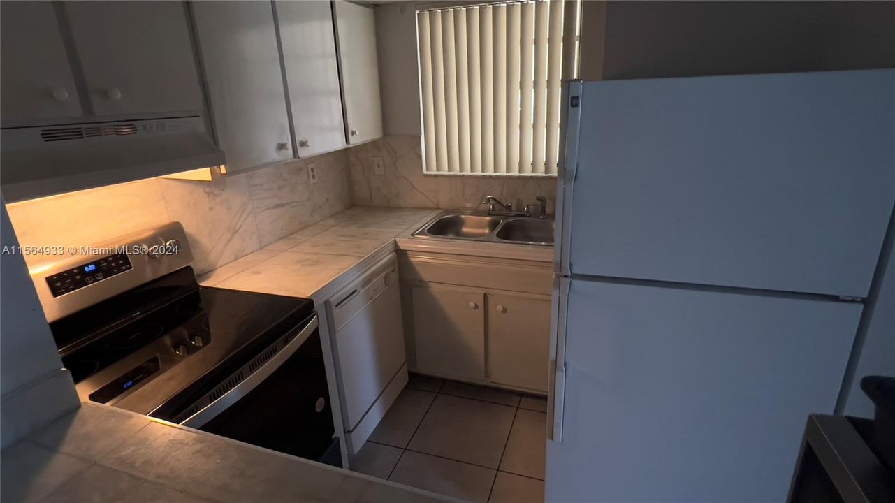 Active With Contract: $2,200 (2 beds, 1 baths, 968 Square Feet)