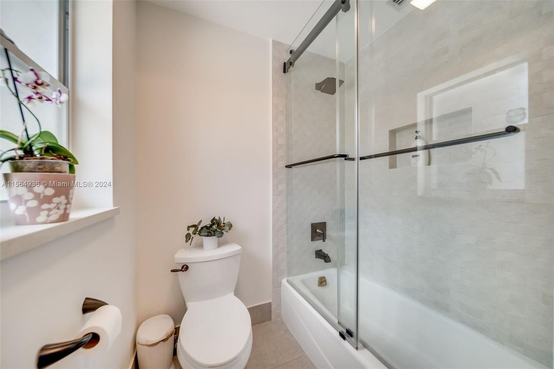 Active With Contract: $1,000,000 (5 beds, 2 baths, 2676 Square Feet)