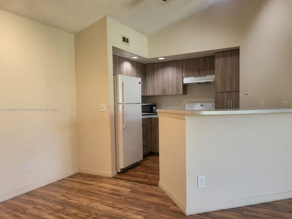 Recently Rented: $1,850 (1 beds, 1 baths, 743 Square Feet)