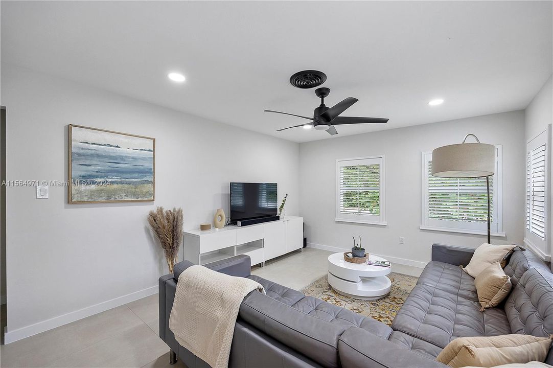 Active With Contract: $985,000 (3 beds, 2 baths, 1372 Square Feet)