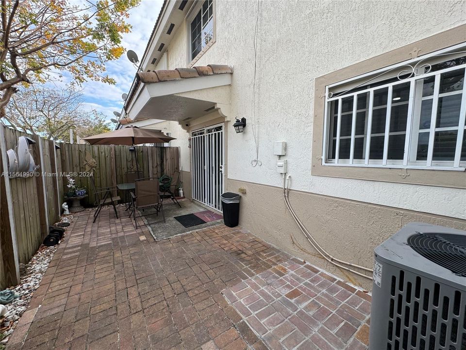 Recently Sold: $380,000 (3 beds, 2 baths, 1676 Square Feet)