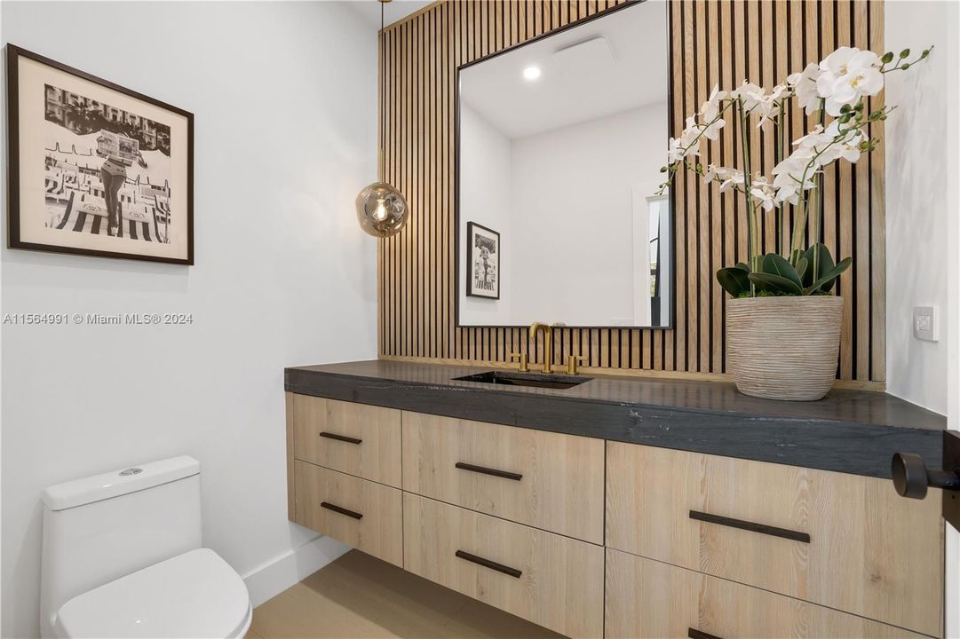 最近售出: $3,249,000 (3 贝兹, 3 浴室, 3411 平方英尺)