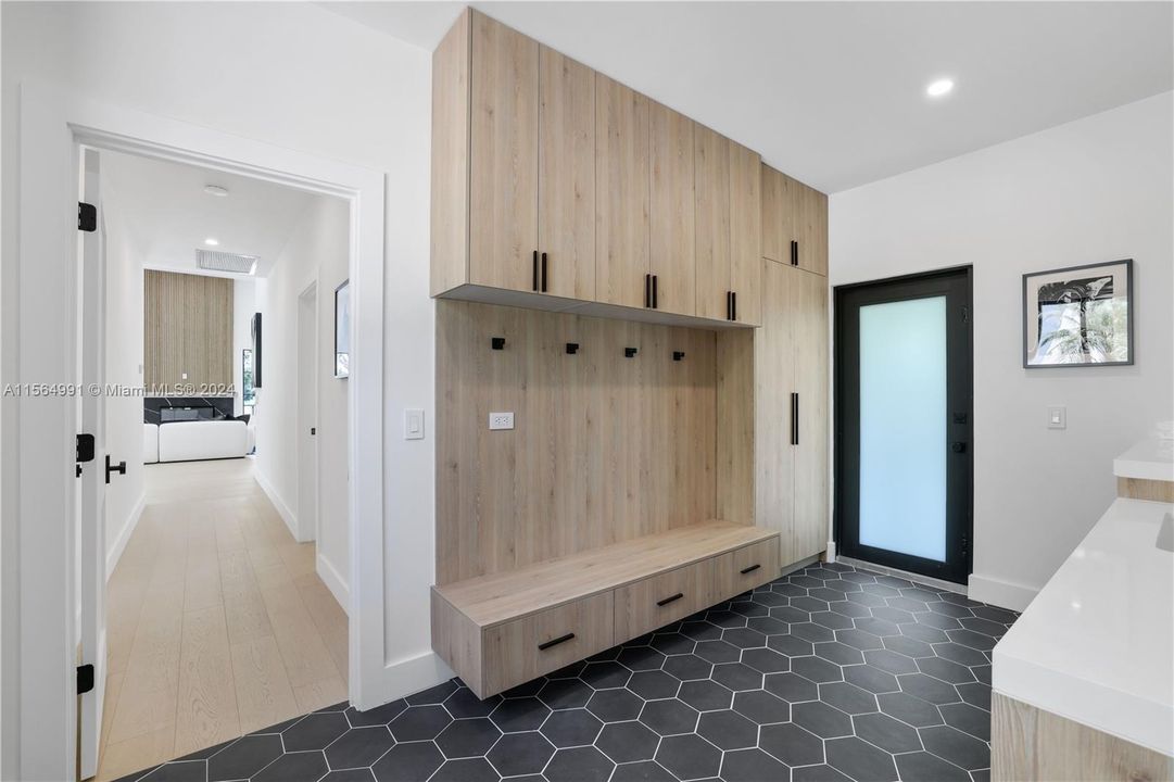 最近售出: $3,249,000 (3 贝兹, 3 浴室, 3411 平方英尺)