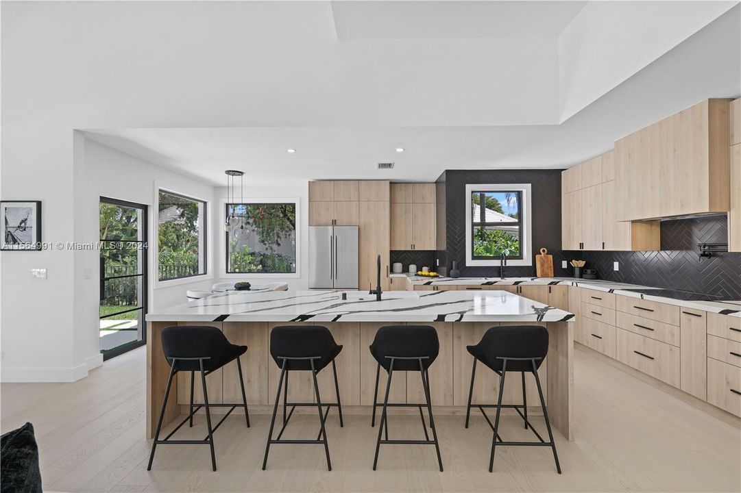 最近售出: $3,249,000 (3 贝兹, 3 浴室, 3411 平方英尺)