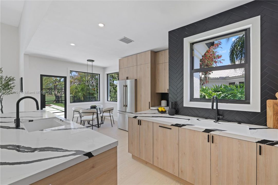 最近售出: $3,249,000 (3 贝兹, 3 浴室, 3411 平方英尺)