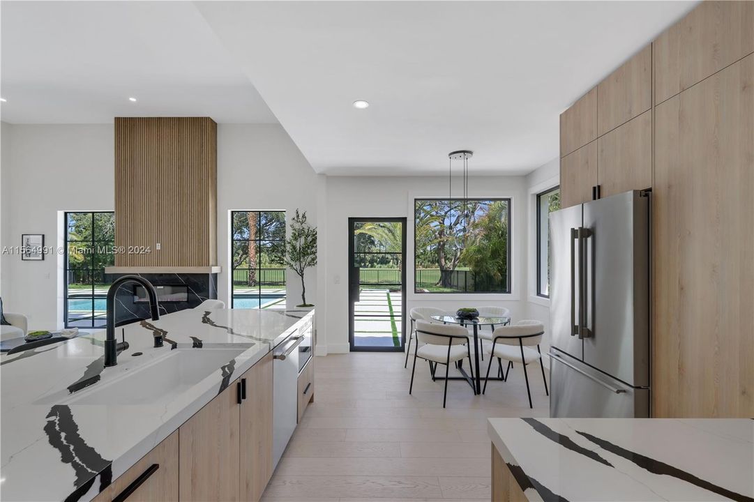 最近售出: $3,249,000 (3 贝兹, 3 浴室, 3411 平方英尺)