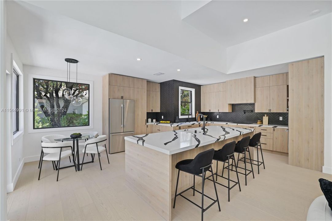 最近售出: $3,249,000 (3 贝兹, 3 浴室, 3411 平方英尺)