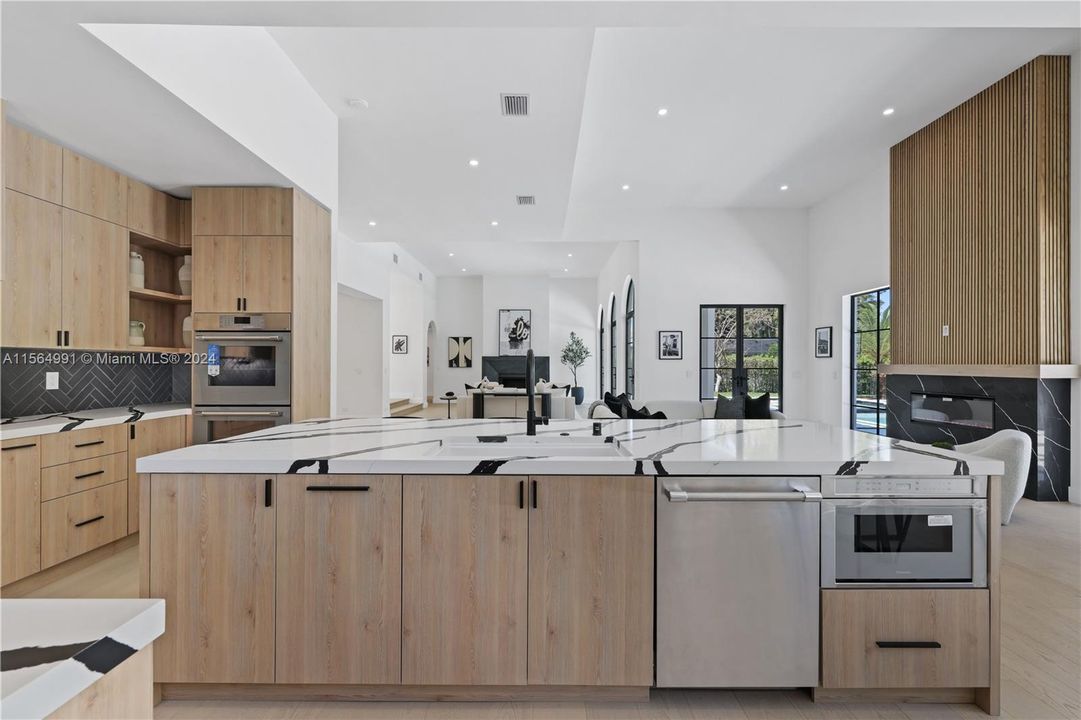 最近售出: $3,249,000 (3 贝兹, 3 浴室, 3411 平方英尺)