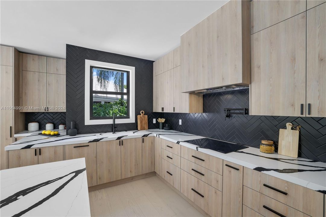 最近售出: $3,249,000 (3 贝兹, 3 浴室, 3411 平方英尺)