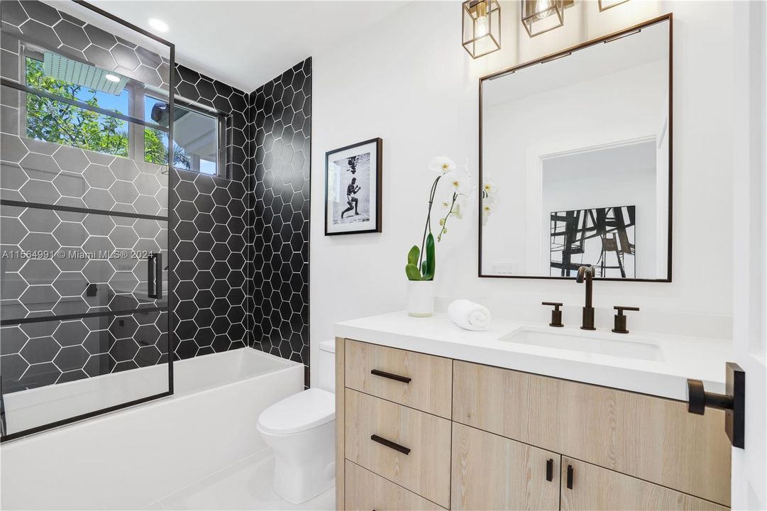 最近售出: $3,249,000 (3 贝兹, 3 浴室, 3411 平方英尺)