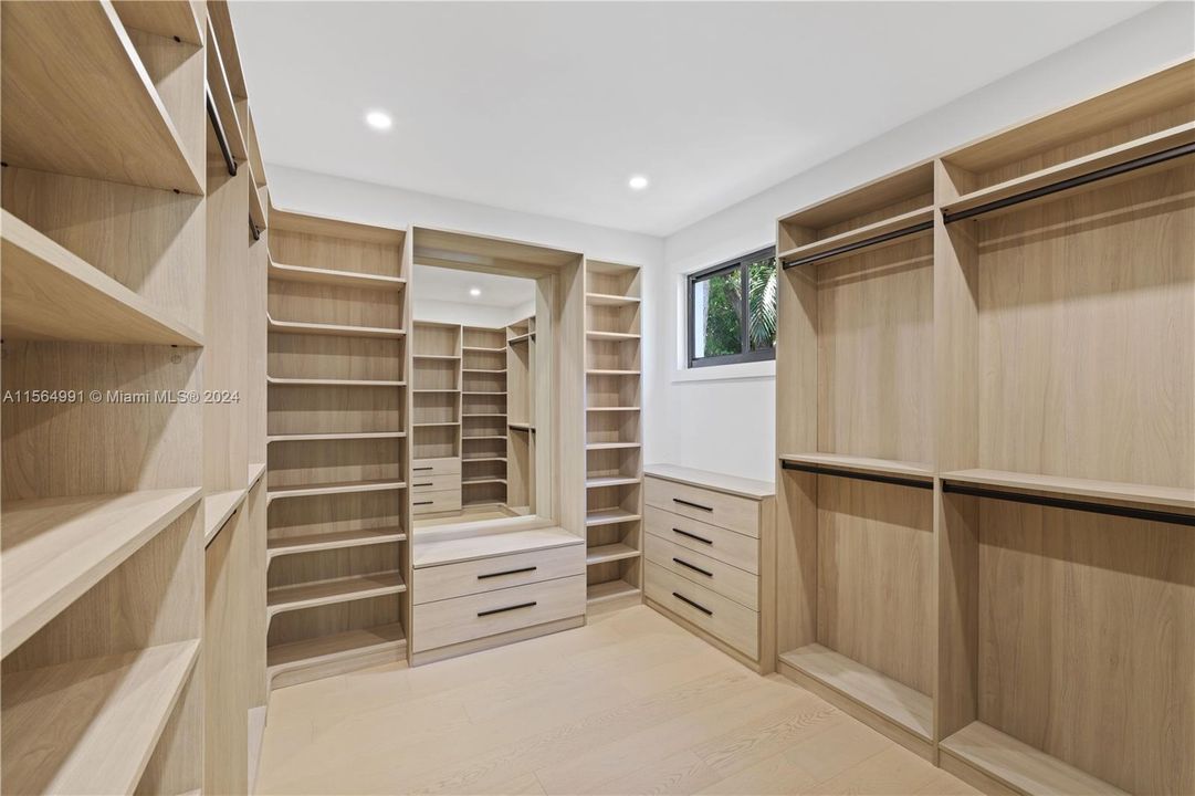 最近售出: $3,249,000 (3 贝兹, 3 浴室, 3411 平方英尺)