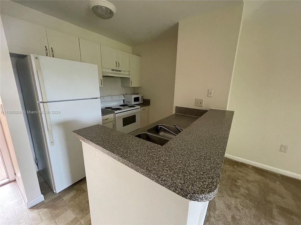 Active With Contract: $1,290 (1 beds, 1 baths, 533 Square Feet)