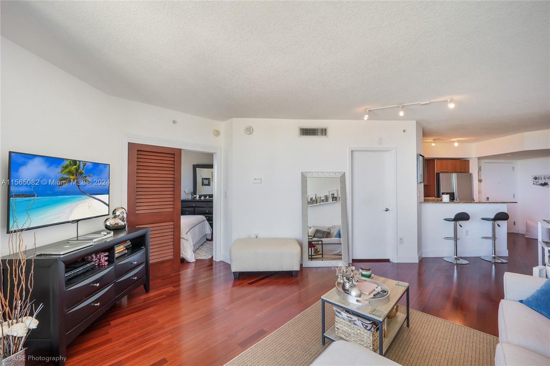 For Sale: $329,000 (1 beds, 1 baths, 657 Square Feet)